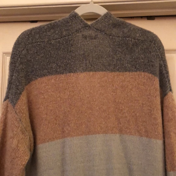 Pretty feminine long coverup sweater - Picture 4 of 5